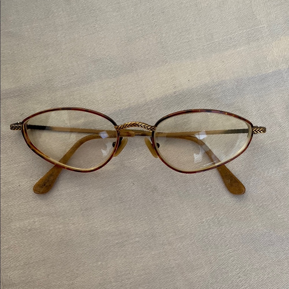 Vintage-Inspired Cat-Eye Glasses with Gold and Brown Frame